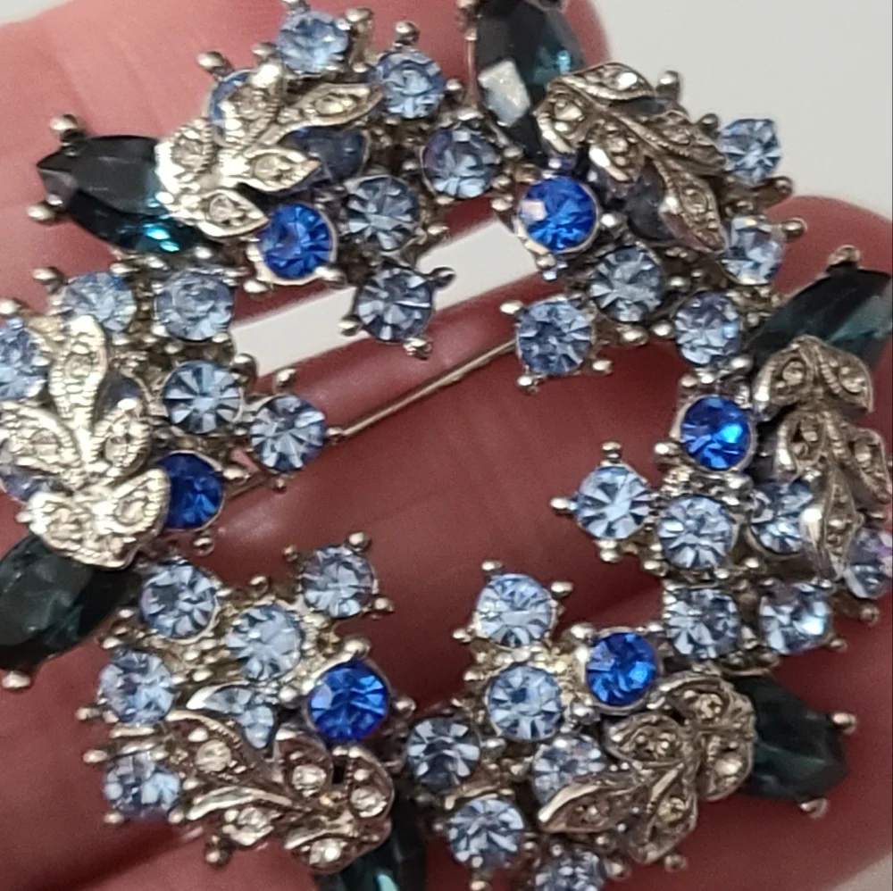 Vintage Blue Silver Rhinestone 3D Wreath Round Brooch Leafs Estate Vtg Euc - Picture 6 of 9